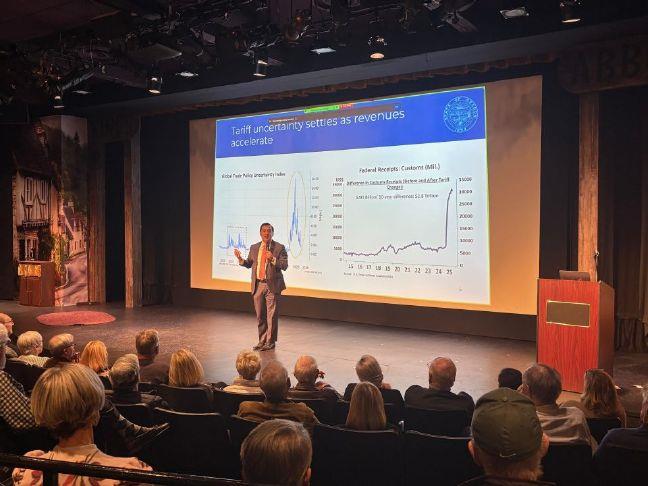 Oregon economist paints mixed 2026 outlook at Lake Oswego talk
